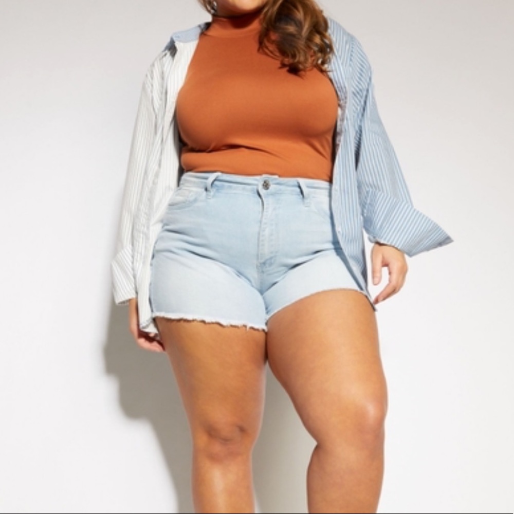 Signature By Levi’s Plus Size Light Wash Modern Fit  Frayed Hem Jean Short